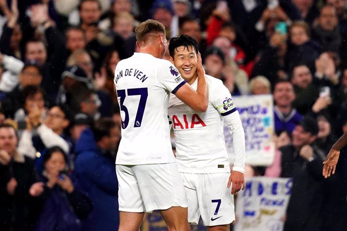 Heung-Min Son celebra su gol en el Tottenham-Fulham