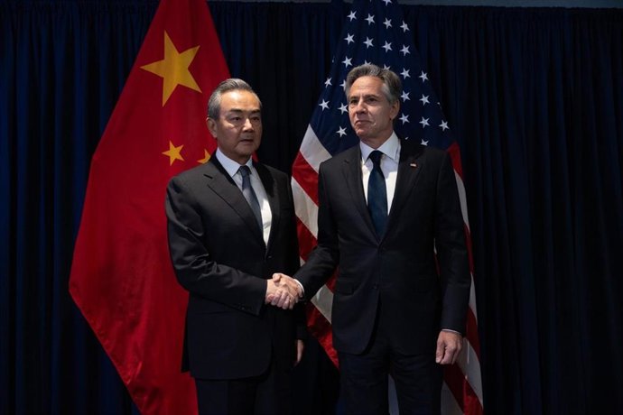 Archivo - El ministro de Exteriores de China, Wang Yi, y el secretario del Departamento de Estado estadounidense, Antony Blinken