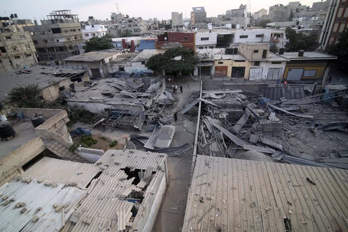 October 11, 2023, Khan Yunis, Gaza Strip, Palestinian Territory: Palestinians inspect the damage following an Israeli airstrike on the El-Remal aera in Khan Yunis on October 11, 2023. Israel declared war on Hamas on October 8 following a shock land, air a