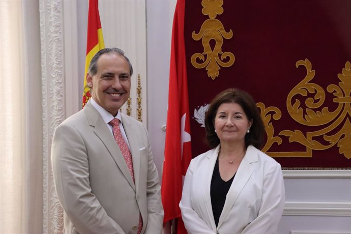 El decano del ICAM y presidente de la Fundación ICAM Cortina, Eugenio Ribón; y Ana Buitrago, vicepresidenta del patronato y responsable del área social del ICAM en la Junta de Gobierno.