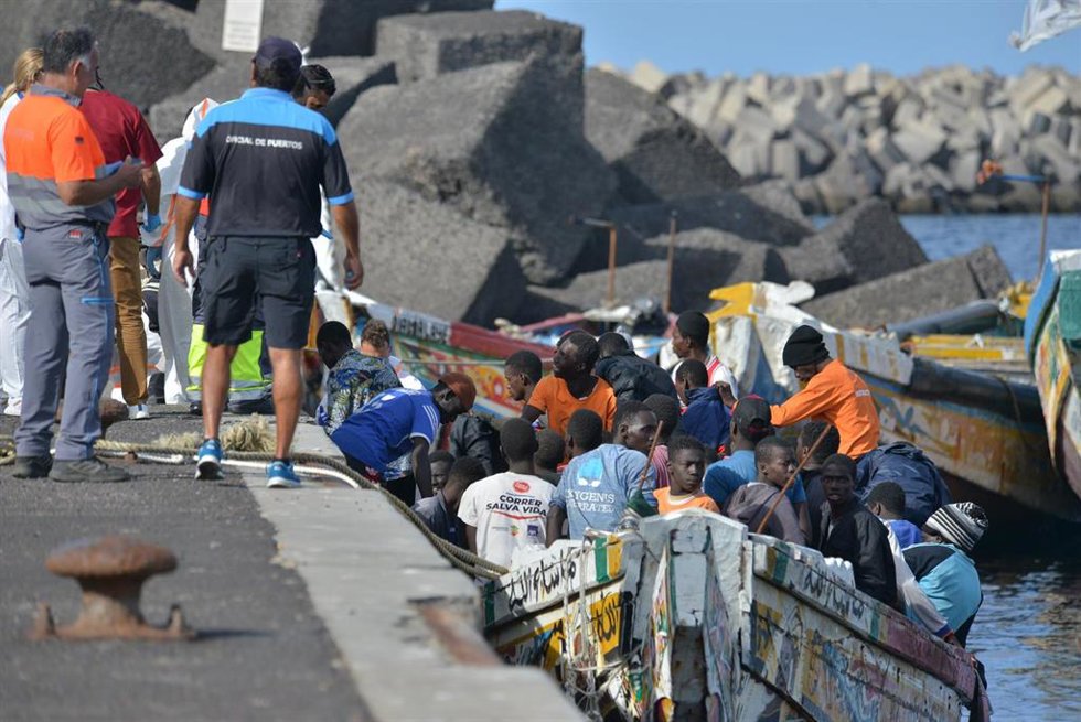 Uno de los cayucos que ha llegado al puerto de La Restinga, a 23 de octubre de 2023, en El Hierro, Santa Cruz de Tenerife, Tenerife, Canarias (España). La embarcación de Salvamento Marítimo, Salvamar Adhara, ha trasladado hoy por la mañana a un cayuco q