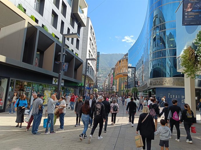 Turistas en la avenida Meritxell de Andorra la Vella.