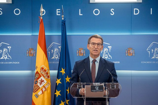 El líder del PP, Alberto Núñez Feijóo, ofrece una rueda de prensa tras reunirse con el Rey Felipe VI, en el Congreso de los Diputados, a 3 de octubre de 2023, en Madrid (España). Felipe VI ha cerrado hoy la ronda de consultas con el presidente del Gobiern