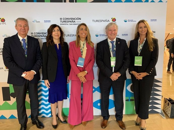 Representantes de Baleares, con la secretaria de Estado de Turismo, Rosana Morillo, en la III Convención Turespaña.