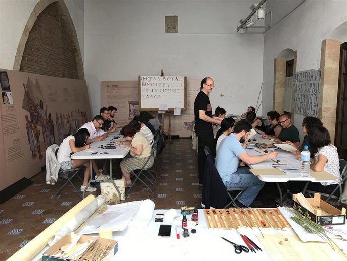 El taller de caligrafía jeroglífica forma parte de los actos del 150 aniversario del Museo de Huesca.
