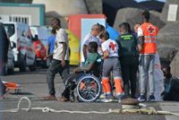 Interior traslada a Almería a 321 migrantes llegados en cayuco a Canarias