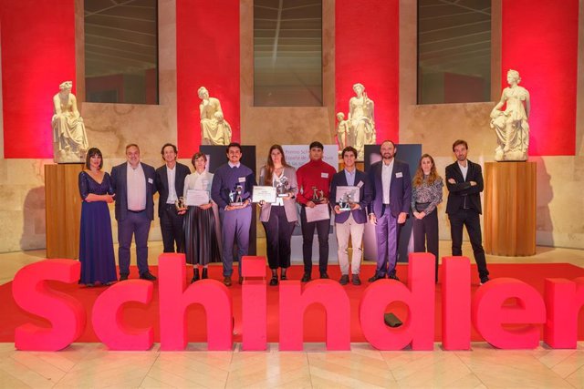 Todos los estudiantes ganadores con los componentes del Jurado en la ceremonia de entrega de los Premio Schindler España de Arquitectura y Accesibilidad, celebrados en el Museo del Prado de Madrid, a 23 de octubre de 2023.