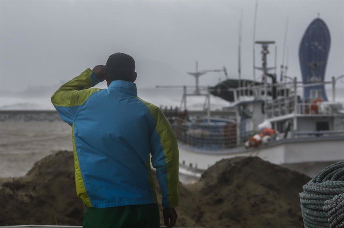 Archivo - Un pescador sucoreano observa las condiciones meteorológicas antes de salir a pescar. 