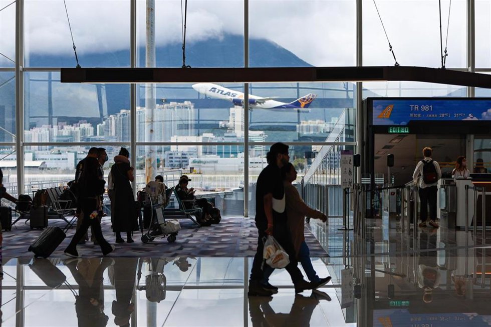Archivo - Viajeros en el aeropuerto de Hong Kong