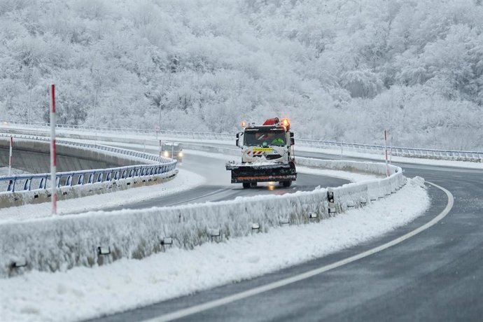 Archivo - Una máquina quitanieves en una carretera de Cantabria.