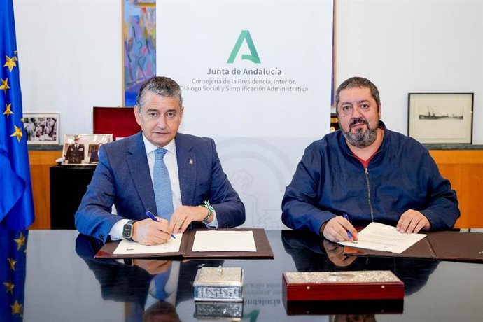 El consejero de la Presidencia, Interior, Diálogo Social y Simplificación Administrativa, Antonio Sanz (i.) y el el presidente de FAER, Mario Alonso, este martes en Sevilla