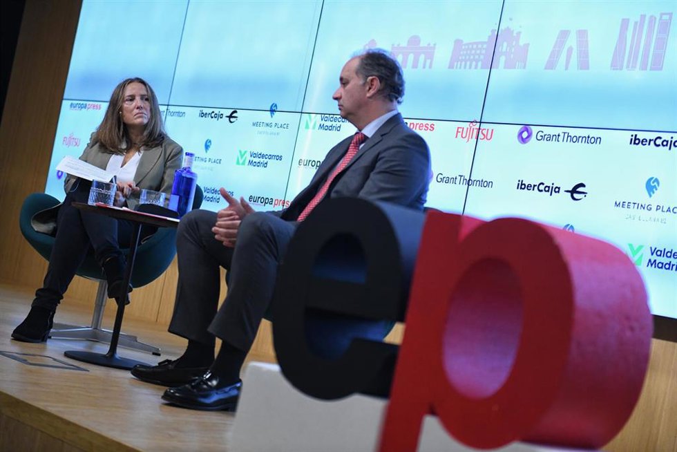 La delegada de Europa Press en Madrid, Cristina de la Rica (i) y el consejero de Digitalización de la Comunidad de Madrid, Miguel López-Valverde Argüeso (d), durante un desayuno de Europa Press Madrid, en el  Auditorio "Meeting Place", a 24 de octubre d
