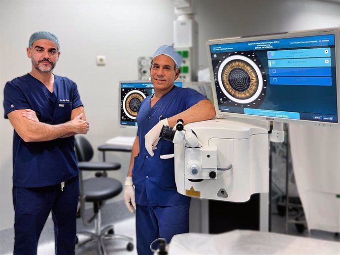 El doctor Nabil Ragaei y el doctor Ali Nowrouzi, jefe de Servicio y especialista, respectivamente, del centro de Oftalmología Avanzada adscrito al Hospital Quirónsalud Marbella