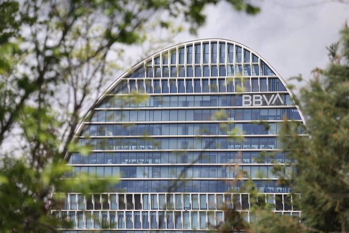 Archivo - Edificio de la sede de BBVA en Madrid, conocido como La Vela, a 22 de abril de 2021, en Madrid (España).