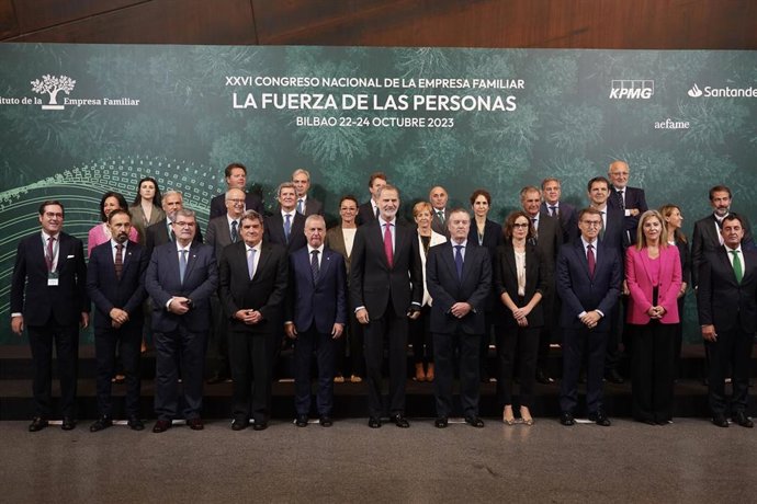 (I-D) Foto de familia, en la primera fila, el delegado del Gobierno en el País Vasco, Denis Itxaso; el alcalde de Bilbao, Juan María Aburto; el ministro de Inclusión, Seguridad Social y Migraciones, José Luis Escrivá; el Lehendakari Iñigo Urkullu; el Re