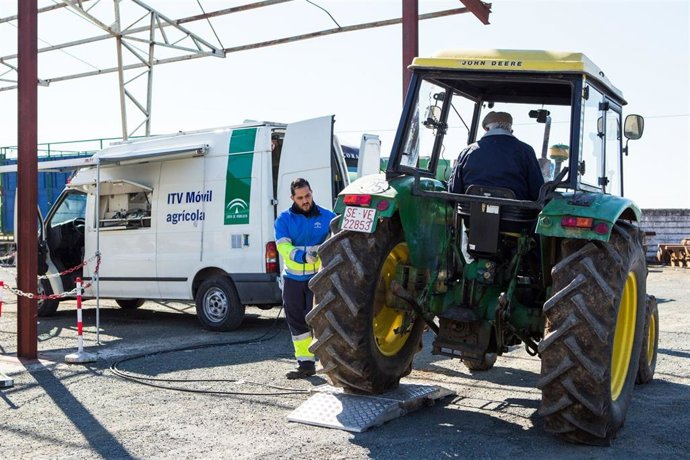 Archivo - Un tractor pasa la ITV en una unidad móvil.