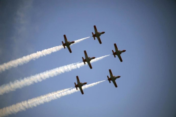 Archivo - La Patrulla Águila hacen diferentes formaciones y piruetas para el deleite de los espectadores malagueños, a 25 de marzo de 2023 en Málaga, (Andalucía, España). La Patrulla Águila con motivo de la celebración del Marca Sport Weekend sobrevuela