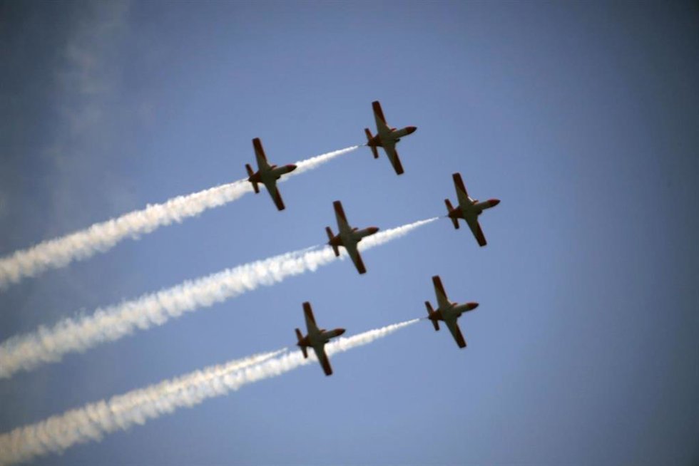 Archivo - La Patrulla Águila hacen diferentes formaciones y piruetas para el deleite de los espectadores malagueños, a 25 de marzo de 2023 en Málaga, (Andalucía, España). La Patrulla Águila con motivo de la celebración del Marca Sport Weekend sobrevuela