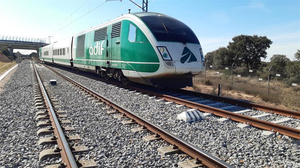 Archivo - Pruebas de auscultación en el tramo Badajoz-Plasencia de la alta velocidad en Extremadura