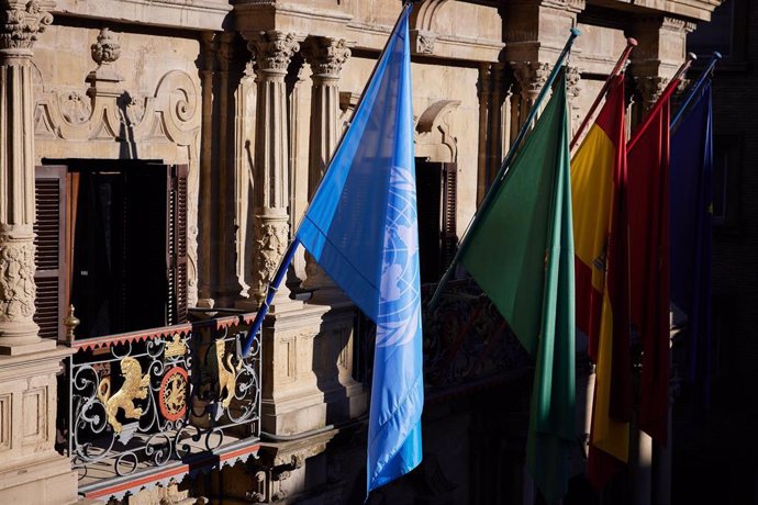 La bandera de Naciones Unidas ondea este martes en el Ayuntamiento de Pamplona.