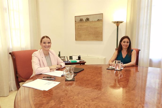 Archivo - La presidenta el Govern, Marga Prohens, y la portavoz parlamentaria de Vox, Idoia Ribas, reunidas en el Consolat de Mar.