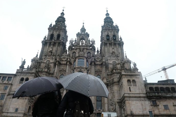 Archivo - Una pareja observa la catedral de Santiago sin andamios después de varios años de obras, el día que se celebran las fiestas de la Ascensión, esta vez sin desfile, en la Plaza da Quintana, a 13 de mayo de 2021, en Santiago de Compostela, A Coru