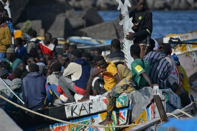 Uno de los cayucos que ha llegado al puerto de La Restinga, a 23 de octubre de 2023, en El Hierro.