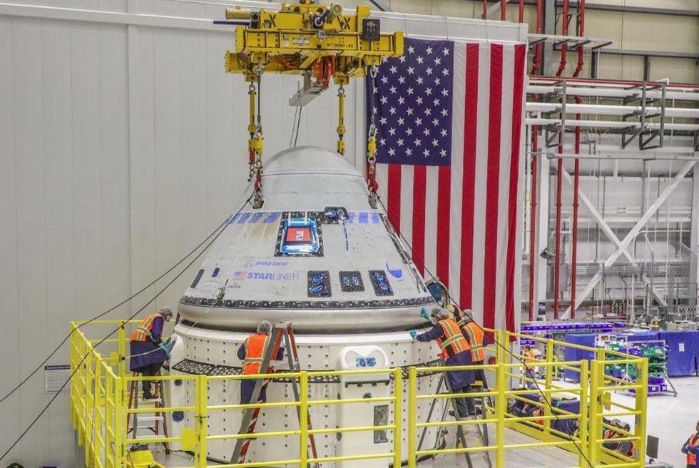 Peparativos en la nave Starliner para su primer vuelo tripulado a la ISS
