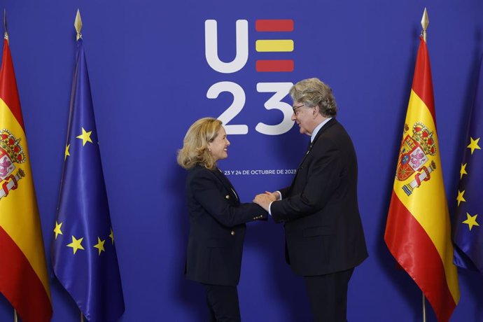 Archivo - La ministra de Asuntos Económicos, Nadia Calviño, saluda a Thierry Breton, comisario europeo de Mercado Interior,  en el marco de la reunión informal de ministros de telecomunicaciones de la UE en León (España), a 23 de octubre de 2023.