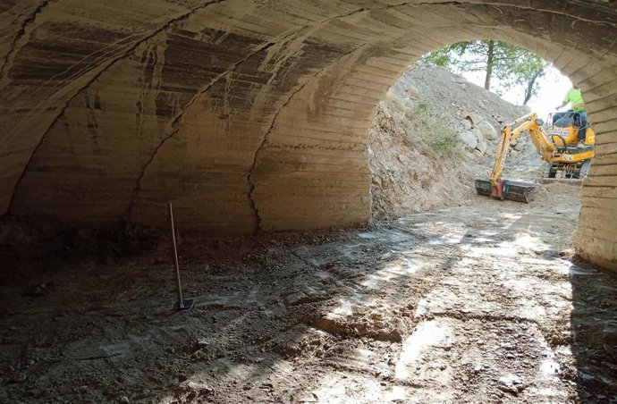 Trabajo de limpieza de una casamata de la posición artillera de la Guerra Civil en Fonz (Huesca)