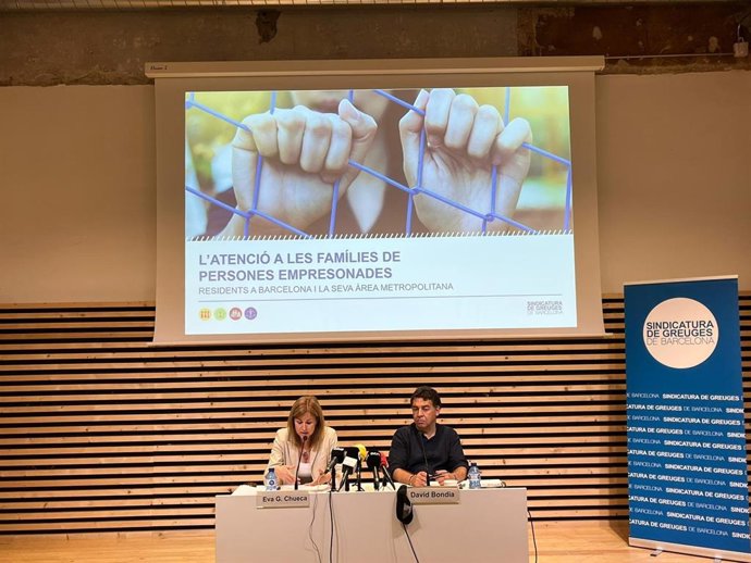 El Síndic de Greuges de Barcelona, David Bondia, y la adjunta de la Sindicatura de Greuges de la ciudad, Eva G. Chueca