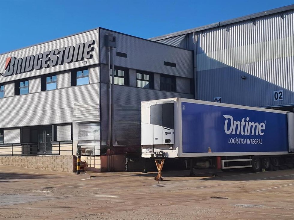Camión de Ontime en una nave de Bridgestone