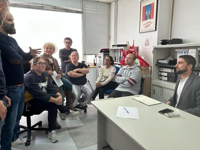 El portavoz adjunto de Con Podemos-IU, Ismael Sánchez, a la derecha de la imagen sentado, en la reunión mantenida con una representación de la plantilla de Isla Mágica, en Sevilla.