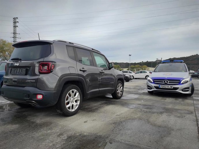 Imagen de un vehículo policial y de un todoterreno.