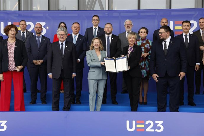 Archivo - En el centro, la vicepresidenta primera y ministra de Asuntos Económicos, Nadia Calviño, junto a la secretaria de Estado de Digitalización e Inteligencia Artificial, sujetan la declaración sobre neurotecnologías de la UE, en León,  a 24 de oct