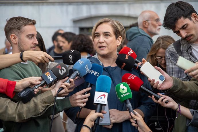 La exalcaldesa de Barcelona, Ada Colau atiende a los medios de comunicación antes de una manifestación propalestina, frente al Palau Robert, a 21 de octubre de 2023, en Barcelona, Catalunya (España). 