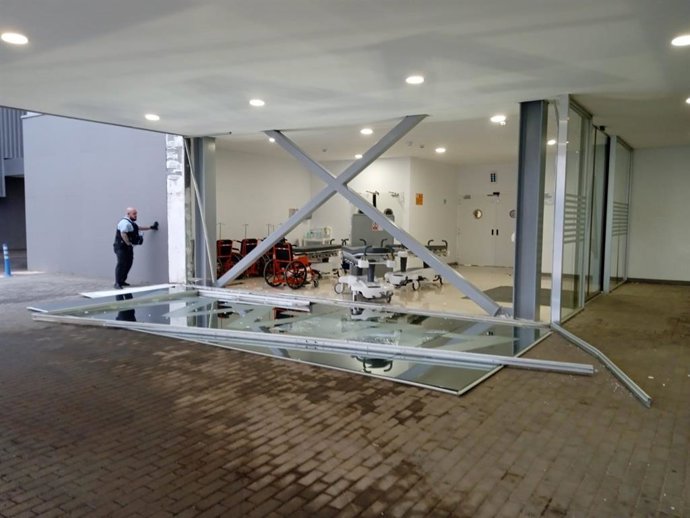 Cristalera desplomada en el Muñoz Cariñanos el pasado domingo, cuando se registraron vientos en Sevilla capital de más de 100 kilómetros por hora.