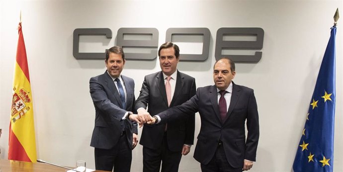 Archivo - El presidente de Cepyme, Gerardo Cuerva; el presidente de CEOE; Antonio Garamendi, y el presidente de ATA, Lorenzo Amor