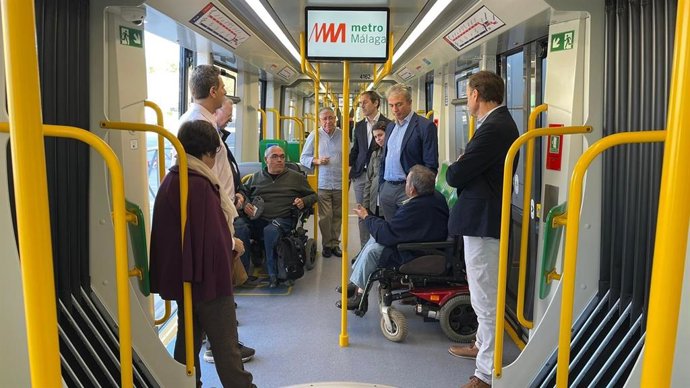 El metro de Málaga muestra la accesibilidad de los nuevos trenes a personas con discapacidad