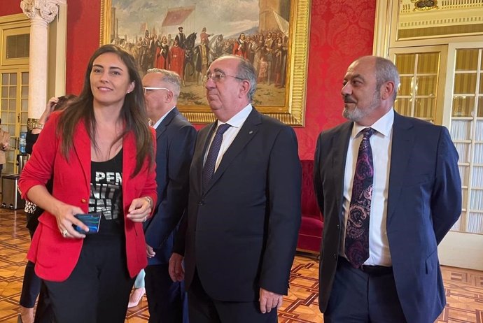 La portavoz de Vox, Idoia Ribas, junto a los diputados Agustín Buades y Sergio Rodríguez, en el salón de pasos perdidos del Parlament.