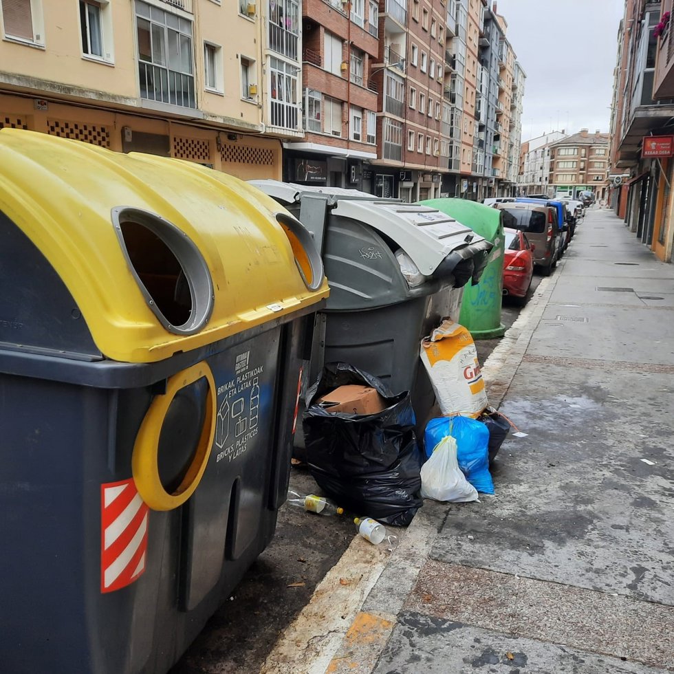 Archivo - Basura acumulada fuera de los contenedores