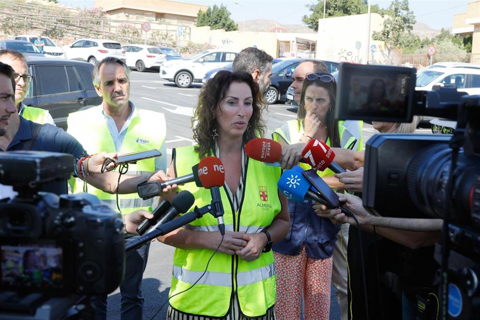 La alcaldesa de Almería, María del Mar Vázquez, atiende a los medios en una imagen de archivo