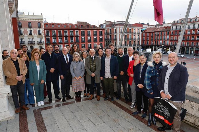 Representantes de municipios miembros de la Red Ibérica de Ciudades Creativas, en el Ayuntamiento de Valladolid.