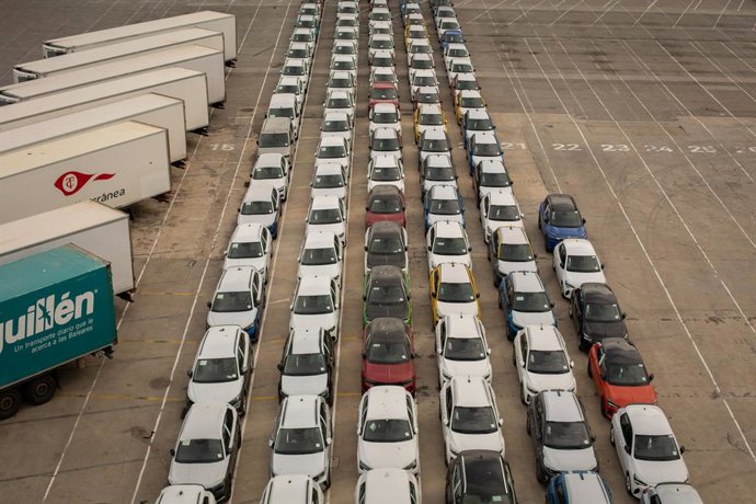 Archivo - Uns cotxes aparcats al Port de Barcelona