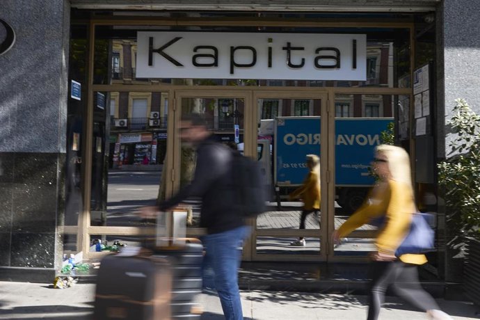 Varias personas pasan por la entrada de la discoteca Kapital.