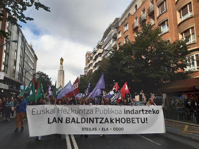 Manifestación del personal docente, educación especial, limpieza y cocina de educación no universitaria, convocada por Steilas, ELA y CCOO, en las calles de Bilbao.