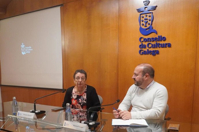La presidenta del Consello da Cultura Galega, Rosario Álvarez, y el coordinador del proyecto, Manuel Gago, en rueda de prensa.