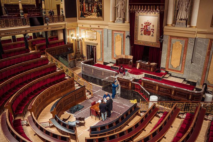Varios empleados preparan el estrado del hemiciclo para la jura de la Constitución la Princesa de Asturias, en el Congreso de los Diputados, a 24 de octubre de 2023, en Madrid (España). El Congreso ha montado el estrado del hemiciclo en el que la Prince