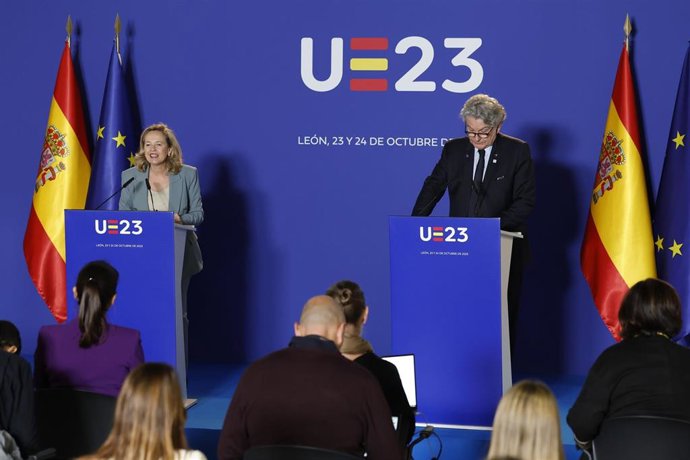 Archivo - La vicepresidenta primera y ministra de Asuntos Económicos, Nadia Calviño, en rueda de prensa con el comisario europeo de Mercado Interior, Thierry Breton, en la reunión informal de ministros de telecomunicaciones de la UE en León, a 24 de oct