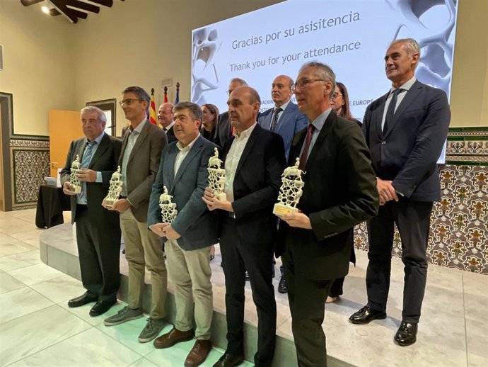 Foto de familia de los galardonados con el Premio Internacional a la Innovación Sostenible del Grupo San Valero.